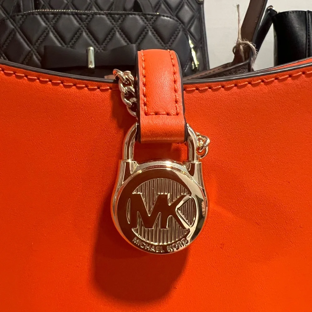 Michael Kors Orange Shoulder Bag with Metallic Clasp - Picture 2 of 4